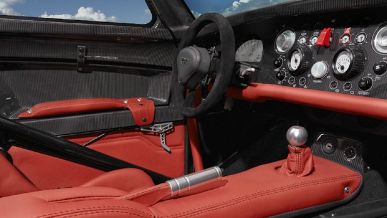 Цената от над 150 000 евро не обещава много комфорт на борда, но пък гарантира забавления зад волана