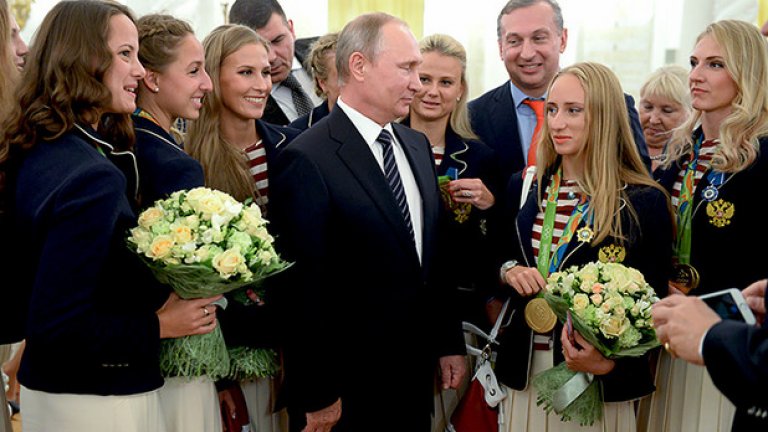 Путин раздаде пари, ордени и BMW-та на руските призьори