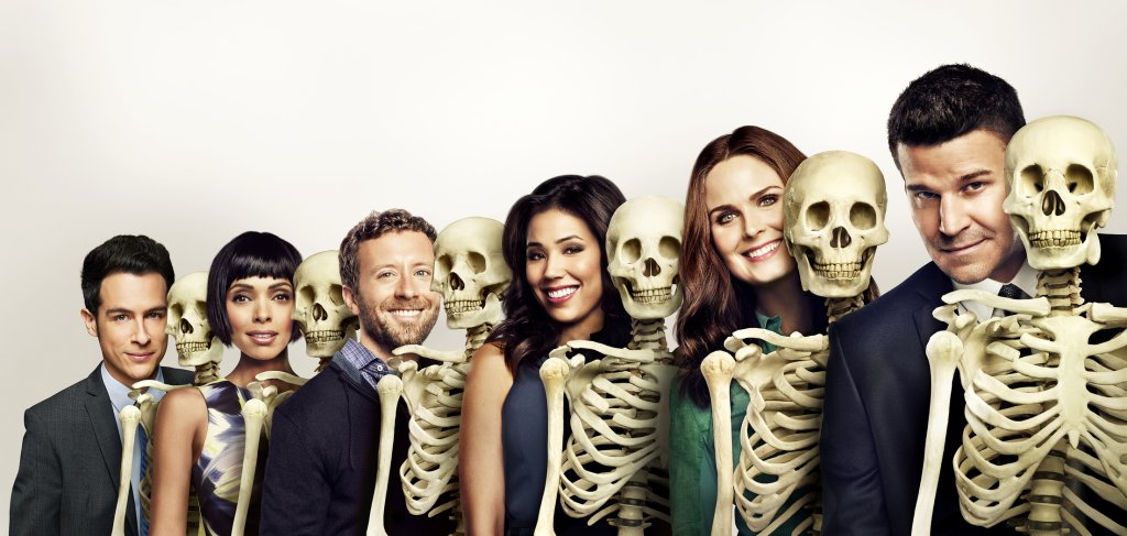 „Кости“/ Bones
Криминалният сериал на Fox „Кости“ ще получи 12-и сезон, въпреки че се очакваше всичко да приключи в сезон 11. Новите епизоди ще бъдат и последни за шоуто. Въпреки че обикновено то бива подновявано на есен, този път за новия сезон ще п