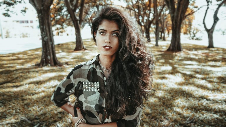 Камуфлаж
Това е още един класически десен, който никога не е излизал от мода. Традиционните камуфлажни панталони са добър вариант да разнообразите ежедневното си облекло, а риза в същия десен ще внесе доза суров сексапил в излъчването ви.