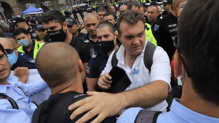 Протестиращи блокираха за кратко пл. "Независимост", полицията успя да ги изтласка