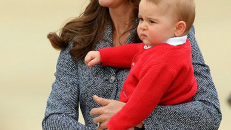 Новото попълнение на английската кралска фамилия -принц Джордж е още твърде малък за училище, но също отива на ясла, носен на ръце от  дукесата на Кембридж - Кейт Мидълтън