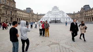 Франция
Колкото и да са субективни, повечето класации и форуми са категорични – най-груби са хората във Франция. Освен че не желаят на говорят на език, различен от техния, французите искрено вярват, че целият свят трябва да владее френски. 
Масово туристите се оплакват, че сервитьори и продавачи са груби и високомерни, не е изключение на улицата да кажат нещо за майка ти, ако питаш къде е гарата, а най-зле, естествено, е положението в Париж.