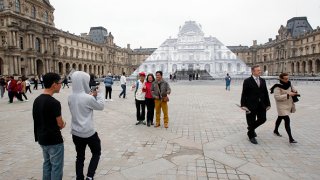 Франция

Колкото и да са субективни, повечето класации и форуми са категорични – най-груби са хората във Франция. Освен че не желаят на говорят на език, различен от техния, французите искрено вярват, че целият свят трябва да владее френски. 
Масово туристите се оплакват, че сервитьори и продавачи са груби и високомерни, не е изключение на улицата да кажат нещо за майка ти, ако питаш къде е гарата, а най-зле, естествено, е положението в Париж.