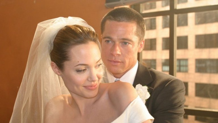 "Мистър и мисис Смит" беше сниман през 2004 година, а излезе на екран през 2005 година