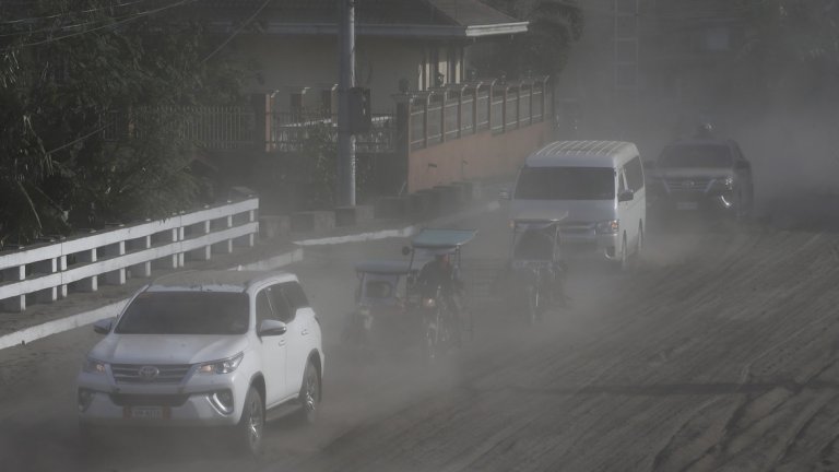 Хиляди евакуирани заради изиграващ вулкан във Филипините