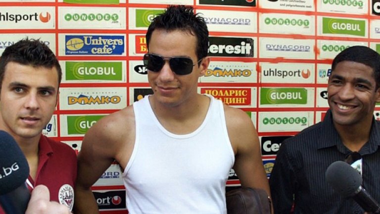 Мишел Платини (в средата), който преби двама от футболистите на Динамо (Букурещ) миналата седмица, сега е желан от румънския гранд