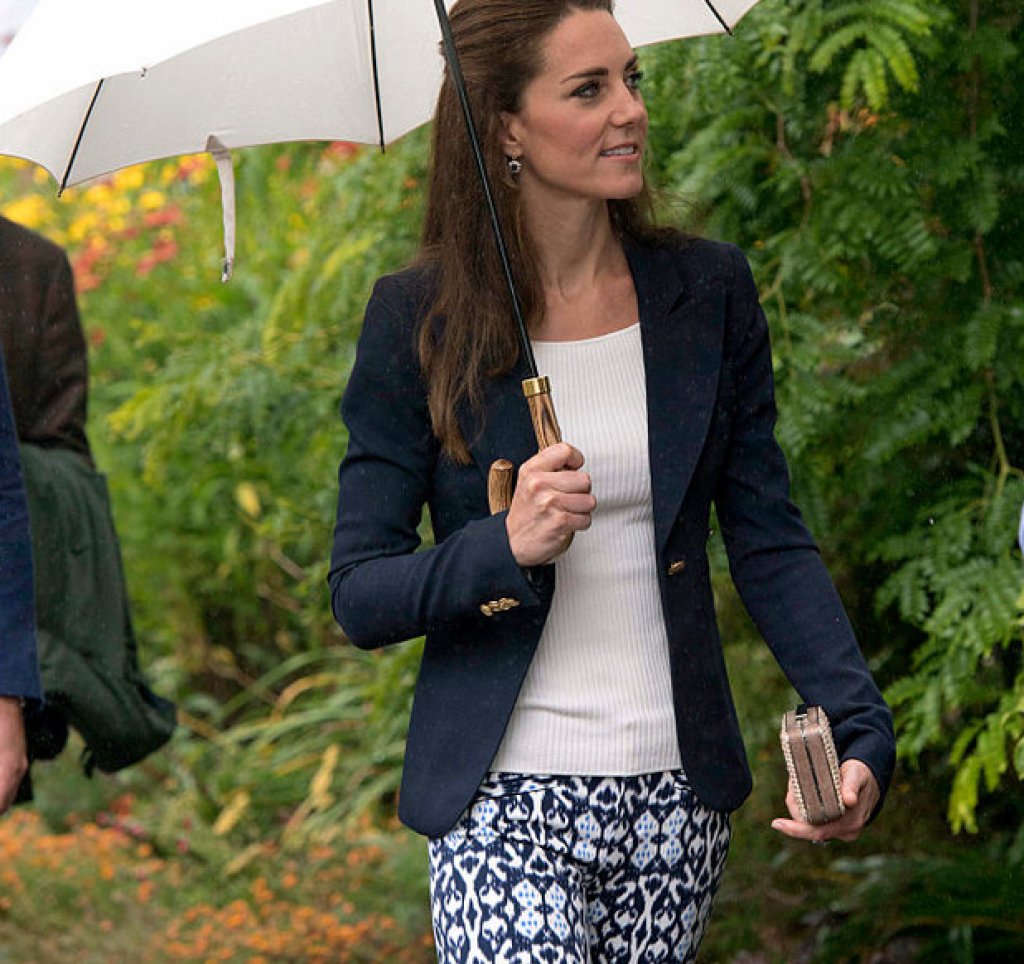 Кейт Мидълтън комбинира панталона с тъмносиньо сако от Smythe и бял топ