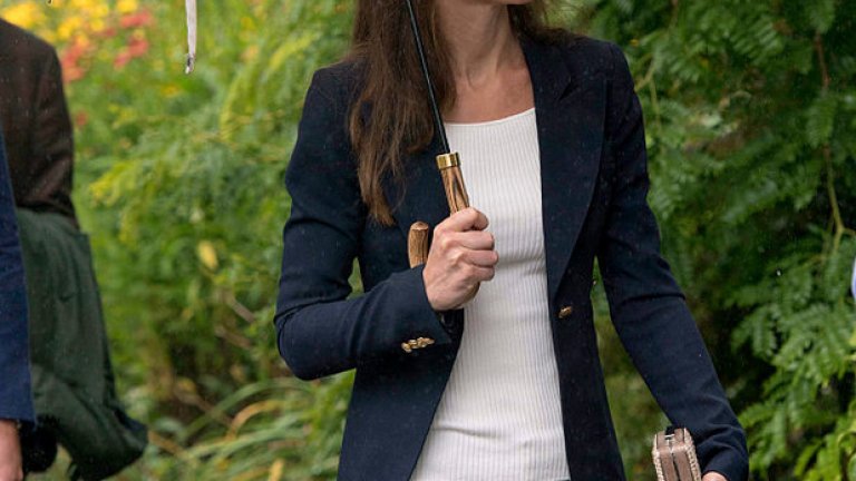 Кейт Мидълтън комбинира панталона с тъмносиньо сако от Smythe и бял топ