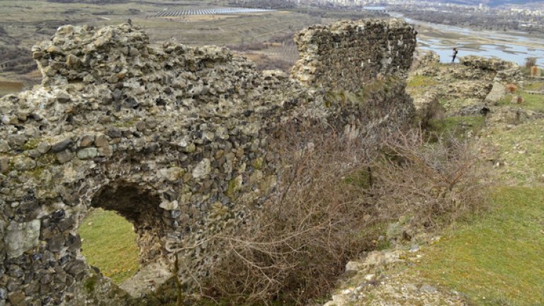 Редица исторически източници обвързват Вишеград с кръстоносните походи и коронацията на Анри Фландърски за владетел на Свещената римска империя.