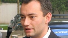Веднъж завинаги стъкленият похлупак над българската дипломация трябва да бъде премахнат, заяви министърът на външните работи Николай Младенов...