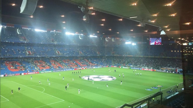 Атмосферата на стадиона преди началото на мача