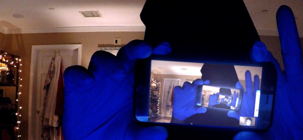 Unfriended: Dark Web (2018 г.)
Историята се развива в реално време, изцяло на екрана на компютъра на главния герой – млад мъж на име Матиас. Той намира изоставен лаптоп и започва да го използва, без да знае, че машината принадлежи на човек, замесен в тъмната мрежа (Dark Web).
Когато Матиас и неговите приятели по време на групов видео чат разбират какво има на лаптопа, те се оказват въвлечени в опасна игра с мистериозна и смъртоносна групировка от хакери.