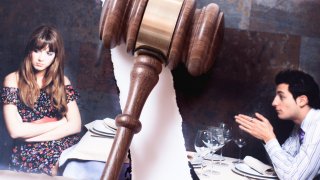 Съпругът бил научил папагала да казва: „Жена ми е к*чка“...