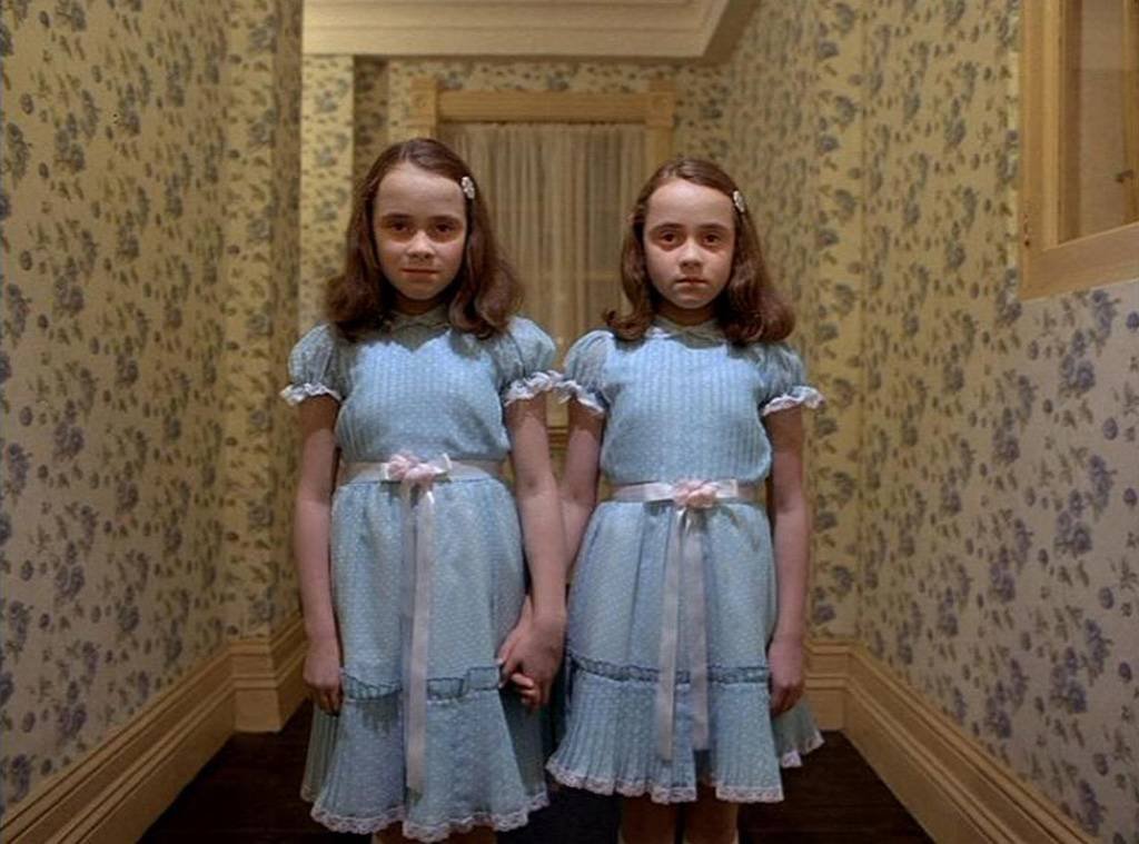 Близначките Грейди от \"Сиянието\" (The Shining)
Колкото и да ви е скучно, не искате близначките Грейди от  класиката на Стенли Кубрик да ви срещнат в коридора с покана да си поиграeте.... докато кадърът се редува с показване на окървавените им т