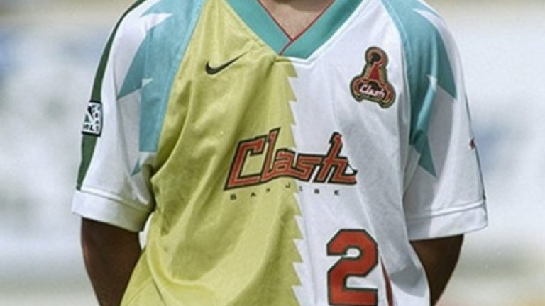 Не че екипите с две половини не са приятни за окото. Но това е една стъпка зад границата на това, което окото може да понесе. Сан Хосе представи тази фланелка през 90-те, като тюркоазеното, бялото, сивото и червеното общуваха трудно... Не е чудно, че дори играчите изглеждаха нещастни, докато го носеха.