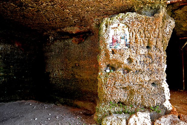 През Средновековието пещерите са използвани като манастирски комплекс
