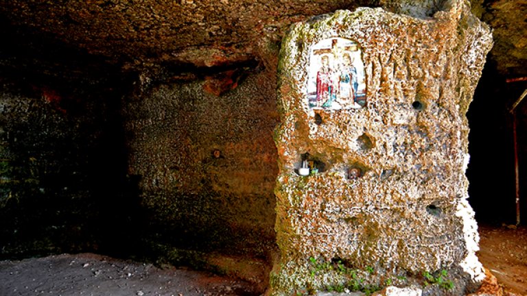 През Средновековието пещерите са използвани като манастирски комплекс