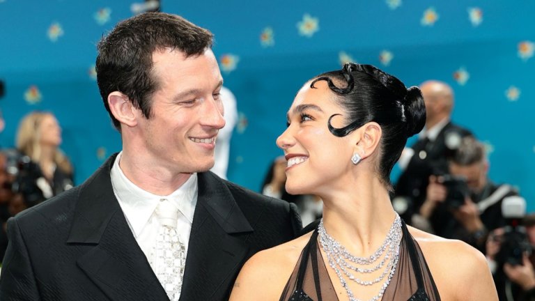 Дуа Липа и Калъм Търнър

Дуа Липа и Калъм Търнър потвърдиха годежа си през юни 2025 г. В интервю за British Vogue тя говори открито за предложението, разкривайки, че Търнър е поискал ръката ѝ с пръстен по поръчка, който е създал с помощта на нейната сестра и близки приятели. 

„Никога не съм била от хората, които мислят много за сватби или мечтаят каква булка ще бъдат. И изведнъж се улавям да си мисля: О, какво ли ще облека?“, споделя певицата, планирайки най-важния ден в живота си.