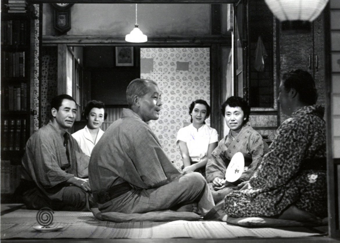 3. Tokyo Story / "Токийска история" (Ясуджиро Озу, 1953 г.) - японскиФилмът разказва историята на възрастна двойка от Япония, която пътува до Токио, за да посети своите вече пораснали деца. Сюжетът противопоставя поведението на техните деца, прекалено заети с проблемите си, за да обърнат внимание на своите родители, с отношението към тях на овдовялата им снаха. 