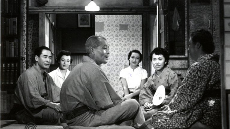 3. Tokyo Story / "Токийска история" (Ясуджиро Озу, 1953 г.) - японскиФилмът разказва историята на възрастна двойка от Япония, която пътува до Токио, за да посети своите вече пораснали деца. Сюжетът противопоставя поведението на техните деца, прекалено заети с проблемите си, за да обърнат внимание на своите родители, с отношението към тях на овдовялата им снаха. 