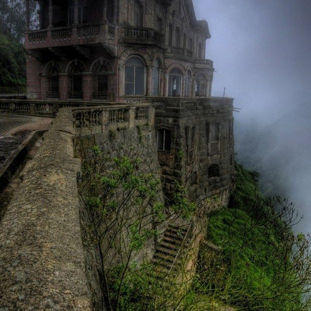 Хотел дел Салто в Колумбия е построен през 1928 година за богати туристи, които посещават близкия водопад Текендама. След като водопада бива замърсен, посетителите загубват интерес и хотелът е изоставен