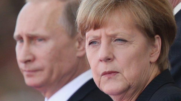 Вместо на 9 май, Меркел е на еднодневно посещение в Русия на 10 май. За основна цел на визитата й се спряга обсъждане на конфликта в Украйна. Освен разговор с Владимир Путин, визитата й включва още и полагане на цветя на гроба на Незнайния войн, както и посещение на военния мемориал в Кремъл