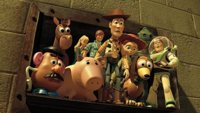 Toy Story 3 („Играта на играчките 3”) 2010
Кога въобще се случва в историята на киното третата част на дадена поредица да се окаже най-разтърсваща? Финалът на трилогията удря точно в носталгията от детството, в неизбежността на порастването, и се оказва най-емоционален и прочувствен не само измежду трите Toy Story филма, а вероятно и в целия каталог на Pixar.