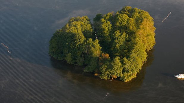 Остров във формата на сърце в Lake Kleine Mueritz, Rechlin, Mecklenburg-Western Pomerania, Германия