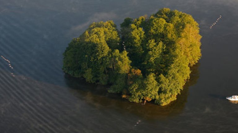 Остров във формата на сърце в Lake Kleine Mueritz, Rechlin, Mecklenburg-Western Pomerania, Германия