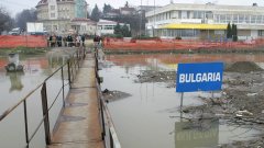 За разлика от предишните наводнения, когато Дунав се вдигна повече от 7 метра, сега повишаване на нивото има в началото на българския участък - с 34 см до 332 см... 