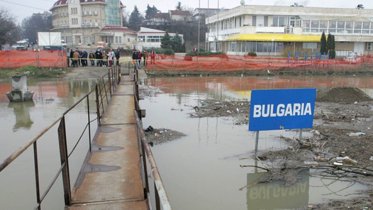 Рязко се е повишило нивото на река Дунав в началото на българския участък, а код "оранжев" заради проливните дъждове и силен вятър на места, е обявен в половин България. Едва ли обаче ще се стигне като летните наводнения - на снимката