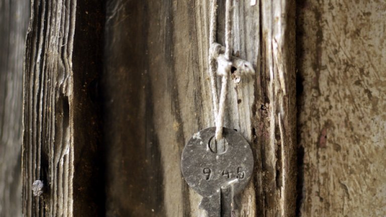 Преди много години нечии ръце са окачили този ключ на стената, за да не бъде използван никога повече