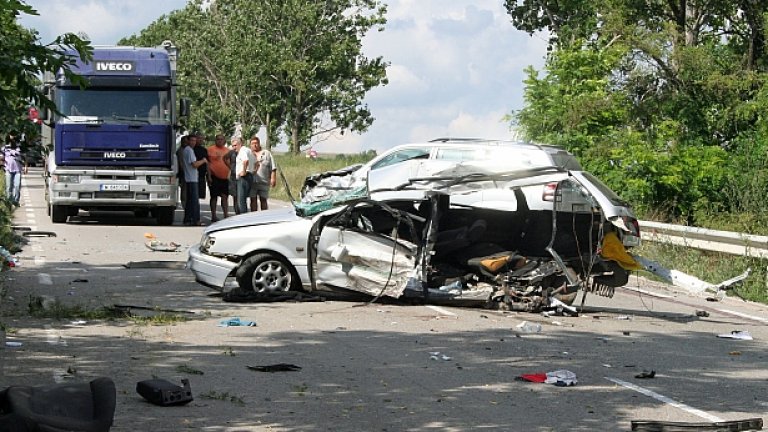 Автомобил с българска регистрация се ударил в камион. Снимка: Архив