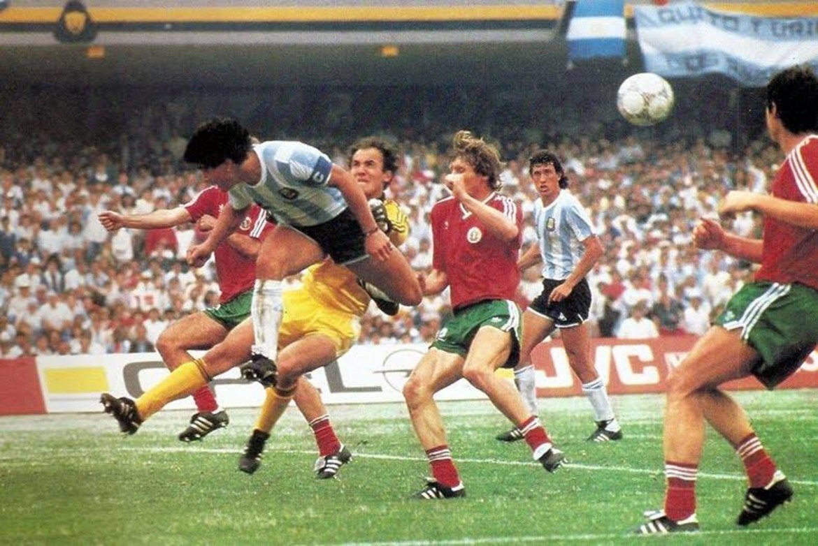 Боби Михайлов срещу Диего Марадона на Мексико 86.