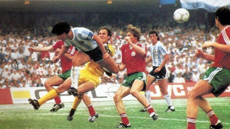 Боби Михайлов срещу Диего Марадона на Мексико 86.