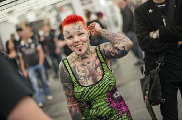 Това е Ивон. За 2 години 23-годишната жена работи по изрисуване на тялото си. Очите й са татуирани от австралийски специалист, а на челото си има два импланта. След кратко позиране за снимки, тя отива да си направи нова татуировка.