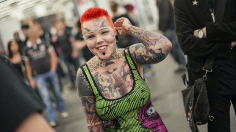 Това е Ивон. За 2 години 23-годишната жена работи по изрисуване на тялото си. Очите й са татуирани от австралийски специалист, а на челото си има два импланта. След кратко позиране за снимки, тя отива да си направи нова татуировка.