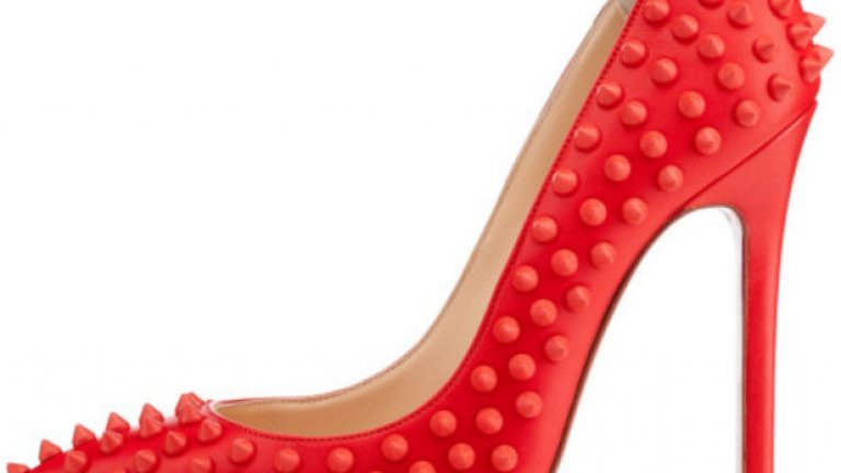 CHRISTIAN LOUBOUTIN

Модел „Pigalle“ от червена кожа, состър нос (колекция 2013)

Този чифт обувки е показан като един от най-красивите   модели в света. Макар тези секси обувки да съществуват и в черен и бял вариант,   модните експерти са единодушни, че червеният модел е просто неустоим.   Собственици на този модел   са Мегън Фокс, Оливия   Уайлд, Рене Зелуегър и много други.