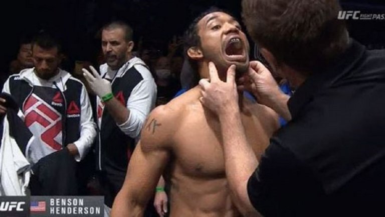 Хендерсън разказва, че е криел клечката за зъби под езика си или прилепена до бузата при редовните съдийски проверки преди мачовете