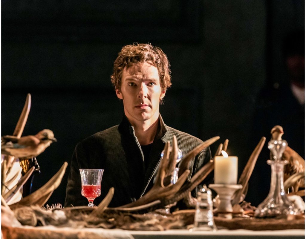 Хамлет 
Още ли не сте си купили билет за постановката с Бенедикт Къмбърбач? Значи сте сбъркали. Британският театър поставя едно от най-добрите произведения на майстора Шекспир и макар Къмбърбач отдавна да минал възрастта на оригиналния Хамлет, играе