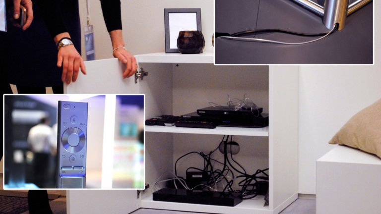 Телевизорите са с оптичен кабел, който се свързва със set top box, а през него можете да вкарате всичко - приемник за кабелна телевизия, DVD плейър, Google Chromecast, Playstation - каквото се сетите. Кабелът е толкова тънък, че спокойно може да не се забележи на стената, може да бъде боядисан, скрит лесно и т.н.
Същественото е, че предоставя доста сериозно количество данни, докато всички допълнителни устройства са скрити в някой шкаф наоколо. Това не означава, че всички кабели са премахнати - все още няма отърване от дебелия захранващ кабел, който обаче при правилно планиране може да остане скрит зад телевизора или отведен чрез стойката към някое по-незабележимо място. Но пък дистанционното е универсално и на теория може да освободи място, управлявайки всички периферни устройства.