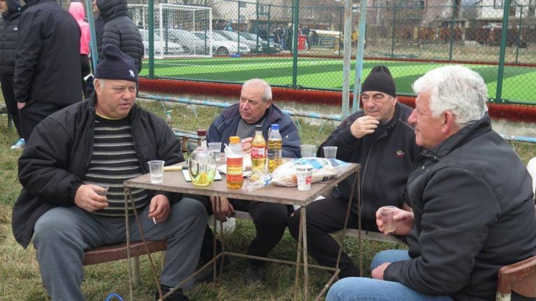 Няма как, ама има... Който не вярва, да иде да гледа финала на турнира „Иван Тодоров" в Подгумер. Пак ще дойдат повече зрители, отколкото на националите.