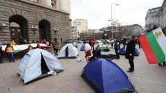 Два палаткови лагера под прозорците на властта 