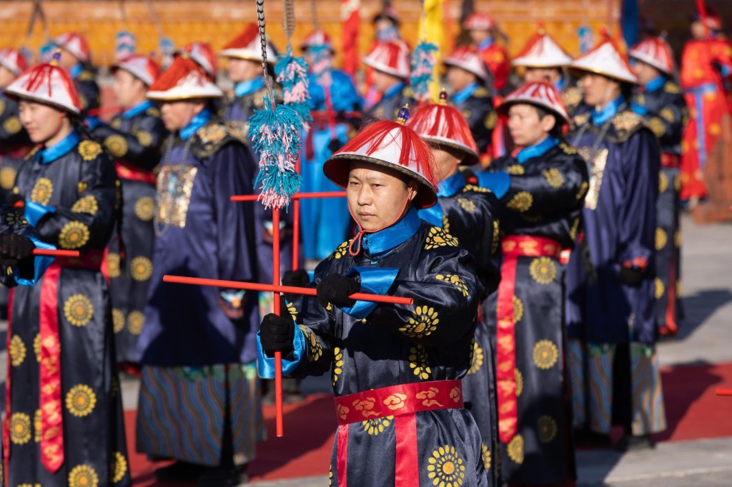 Китай посрещна Годината на Огнения кон (Снимки)