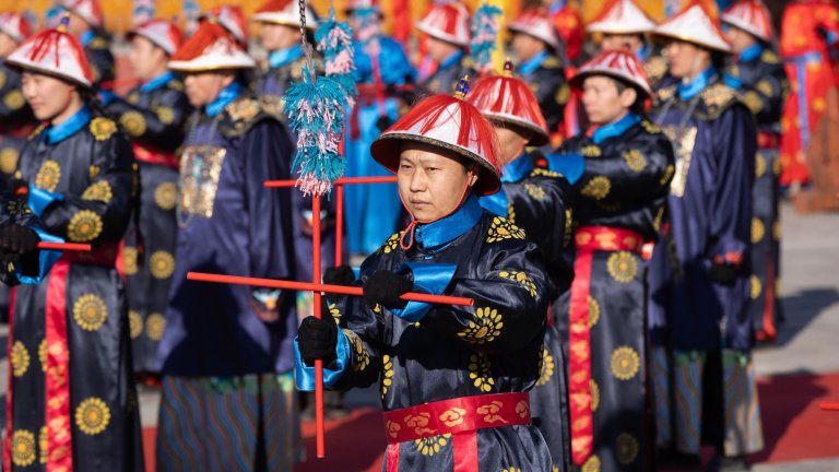 Китай посрещна Годината на Огнения кон (Снимки)