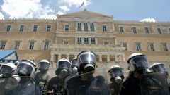 Законопроектът с драконовски мерки срещу длъжниците на хазната в Гърция вероятно ще срещне поредния лют отпор от страна на гърците...