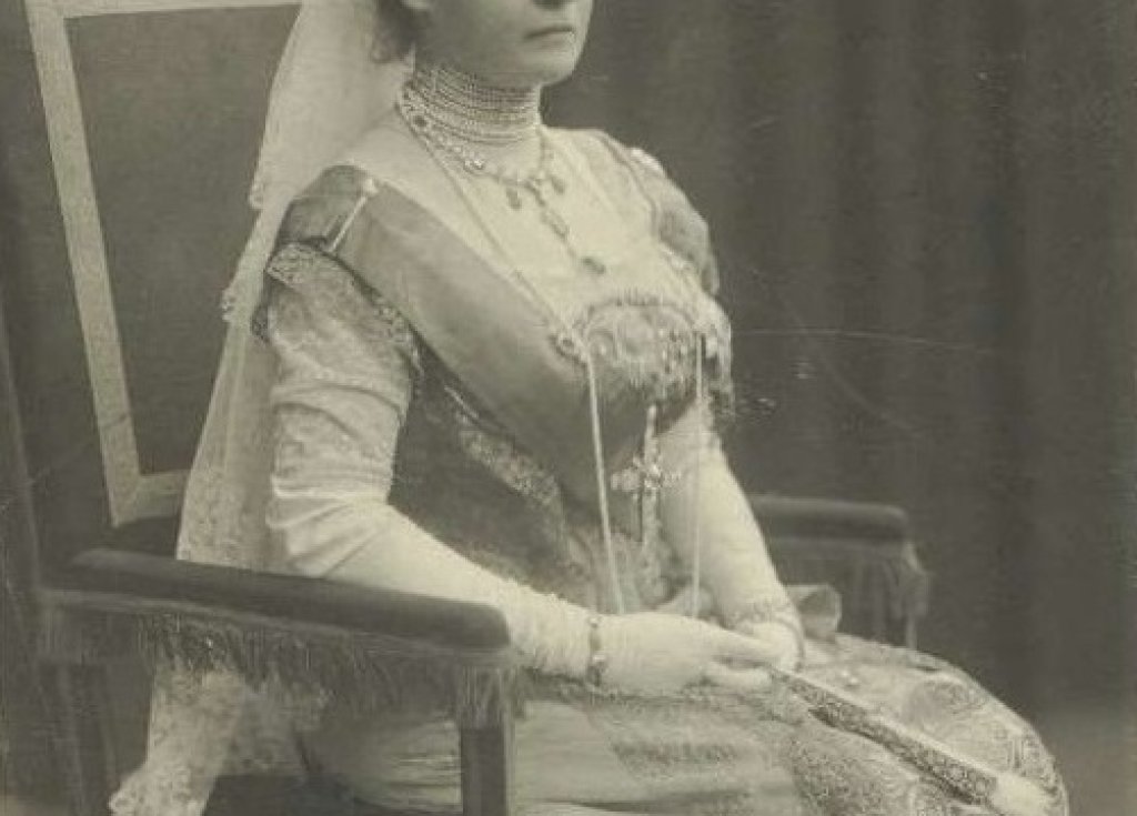 Царица Елеонора
През пролетта на 1912 г. жителите на Бояна искат да съборят храма. Те знаят, че е от времето на Асеневци, но належащите нужди са за по-голяма църква, която да побира увеличилото се население. Това, което я спасява е едно триредово перлено