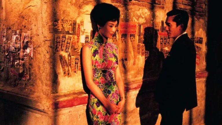 4. “В настроение за любов” (2001 г.) реж. Уонг Карвай
Историята разказа за двама съседи в Хонконг, които откриват, че съпрузите им им изневеряват. Водени от тъга и сдържано желание, те създават дълбока, но нереализирана връзка, белязана от емоционална интимност и неизказани чувства.