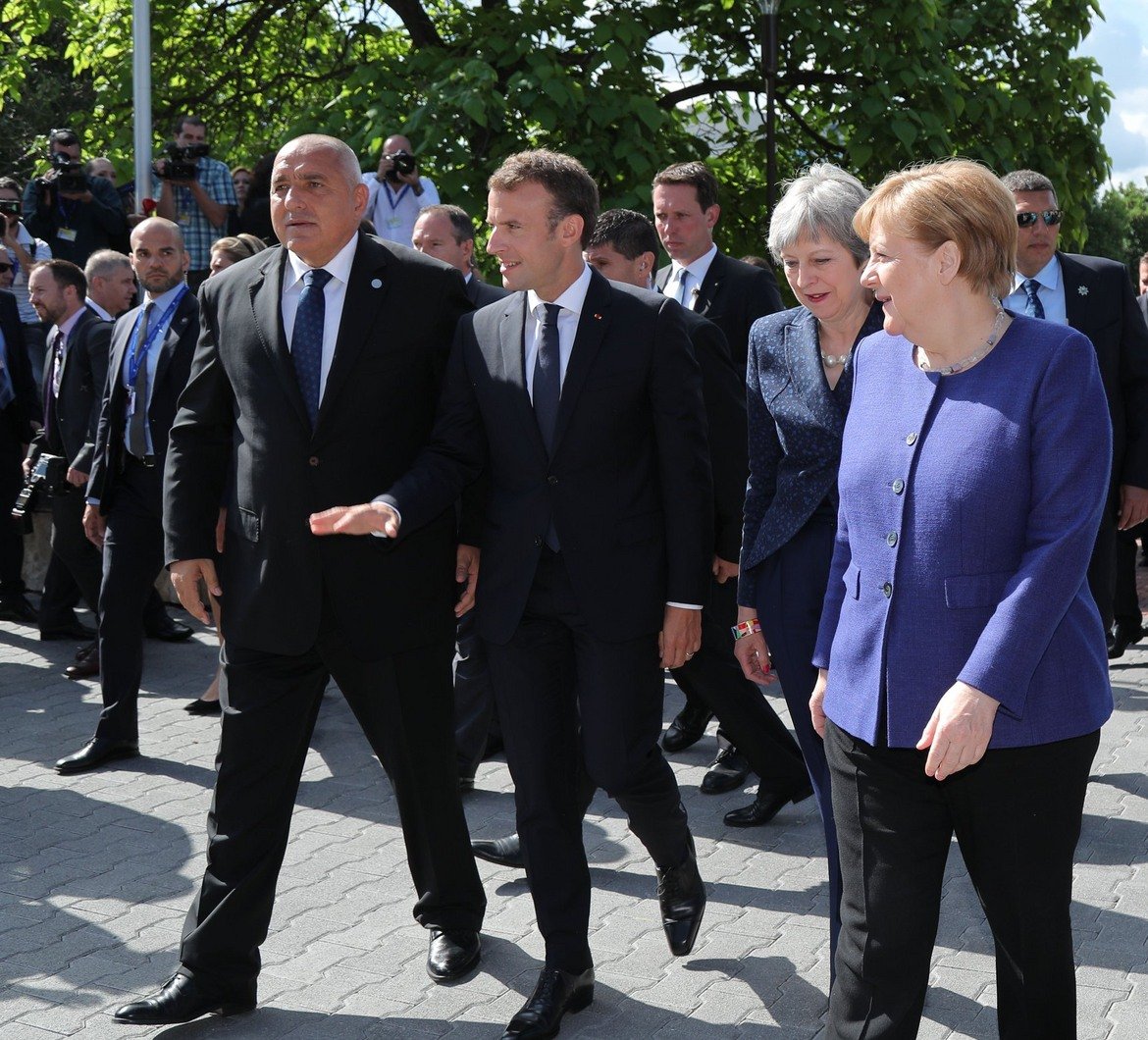 До преди няколко месеца ЕК посочваше 2025 г. като евентуален срок за присъединяването на Сърбия и Черна гора към съюза. В София обаче германският канцлер Ангела Меркел и френският президент Еманюел Макрон дадоха да се разбере, че включването на балкански страни в ЕС може да се случи само на база съществен напредък по проблемните теми.


